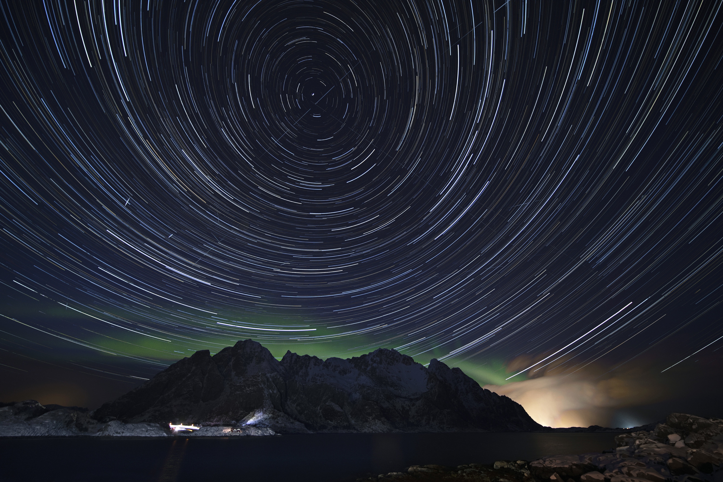 Nordlicht, Sternenbahnen und Regenwolken