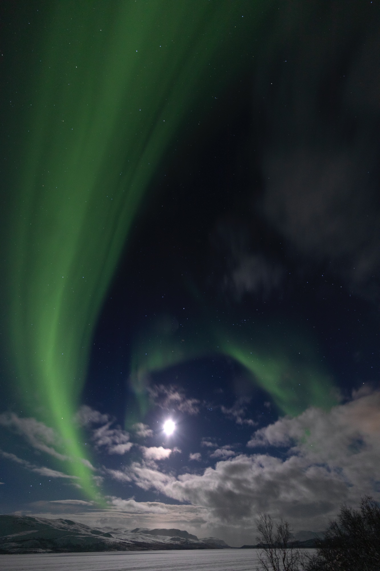 um den Mond herum