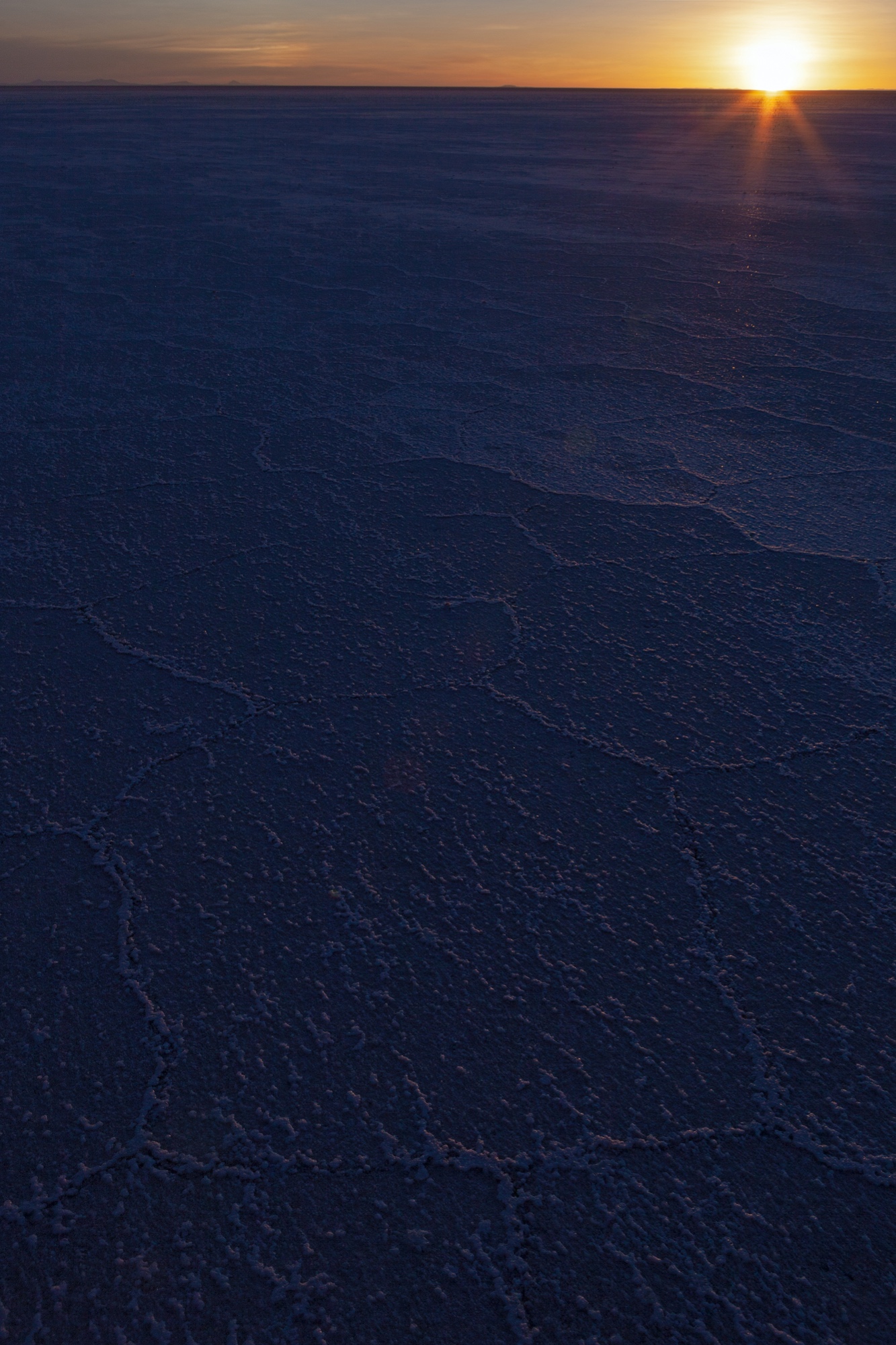 am Horizont am Ende des Salar de Uyuni erschienen