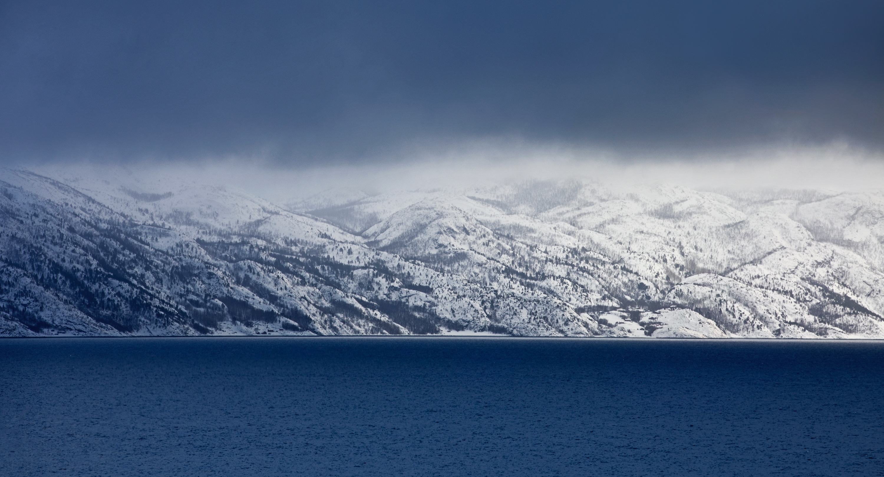 Wolken-Berge-Wasser-Sandwich