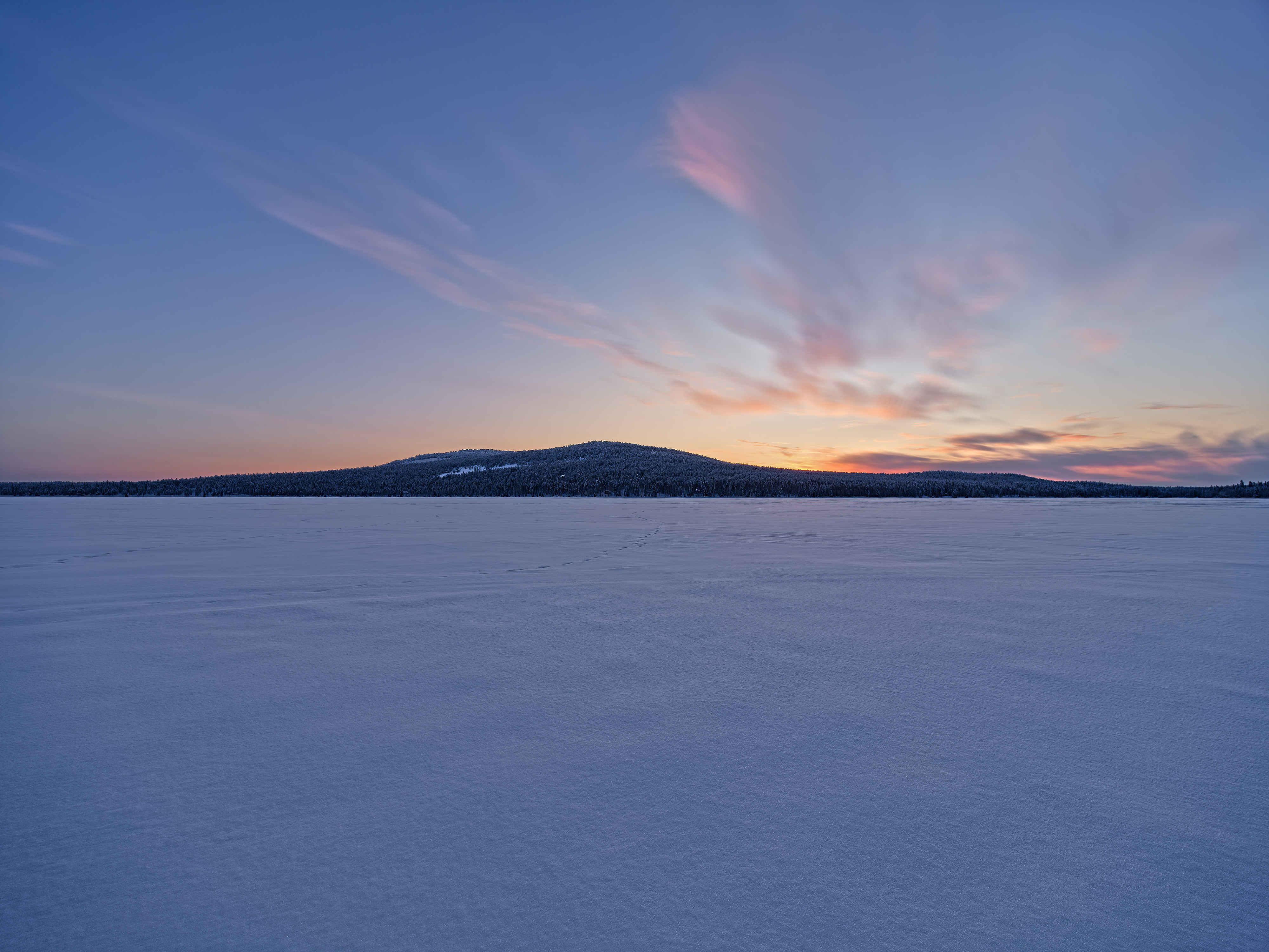 Auf dem See Pyhäjärvi zur Morgendämmerung, Lappland, Finnland.
