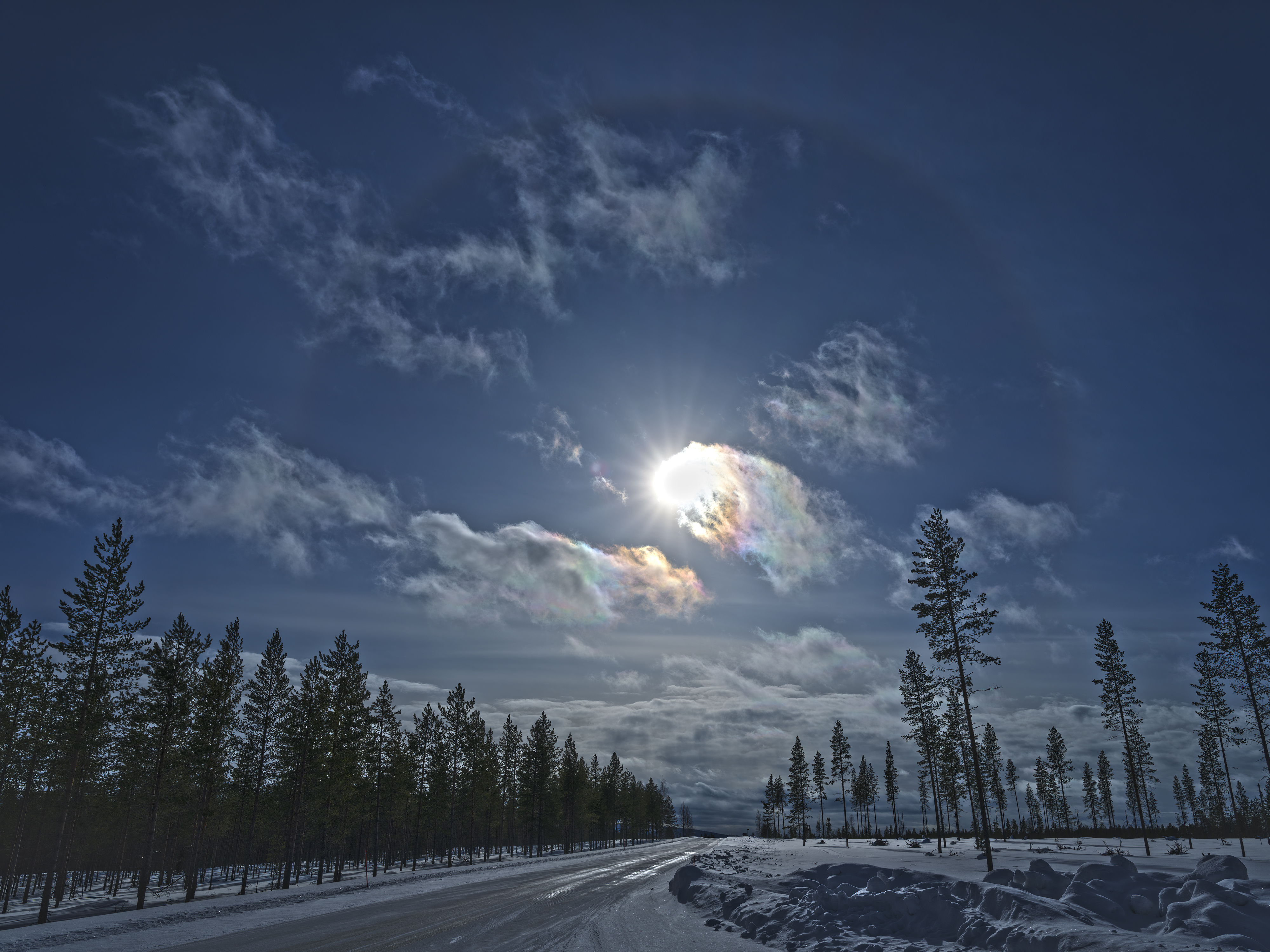 Sonnenhalo und "Regenbogenwolken"