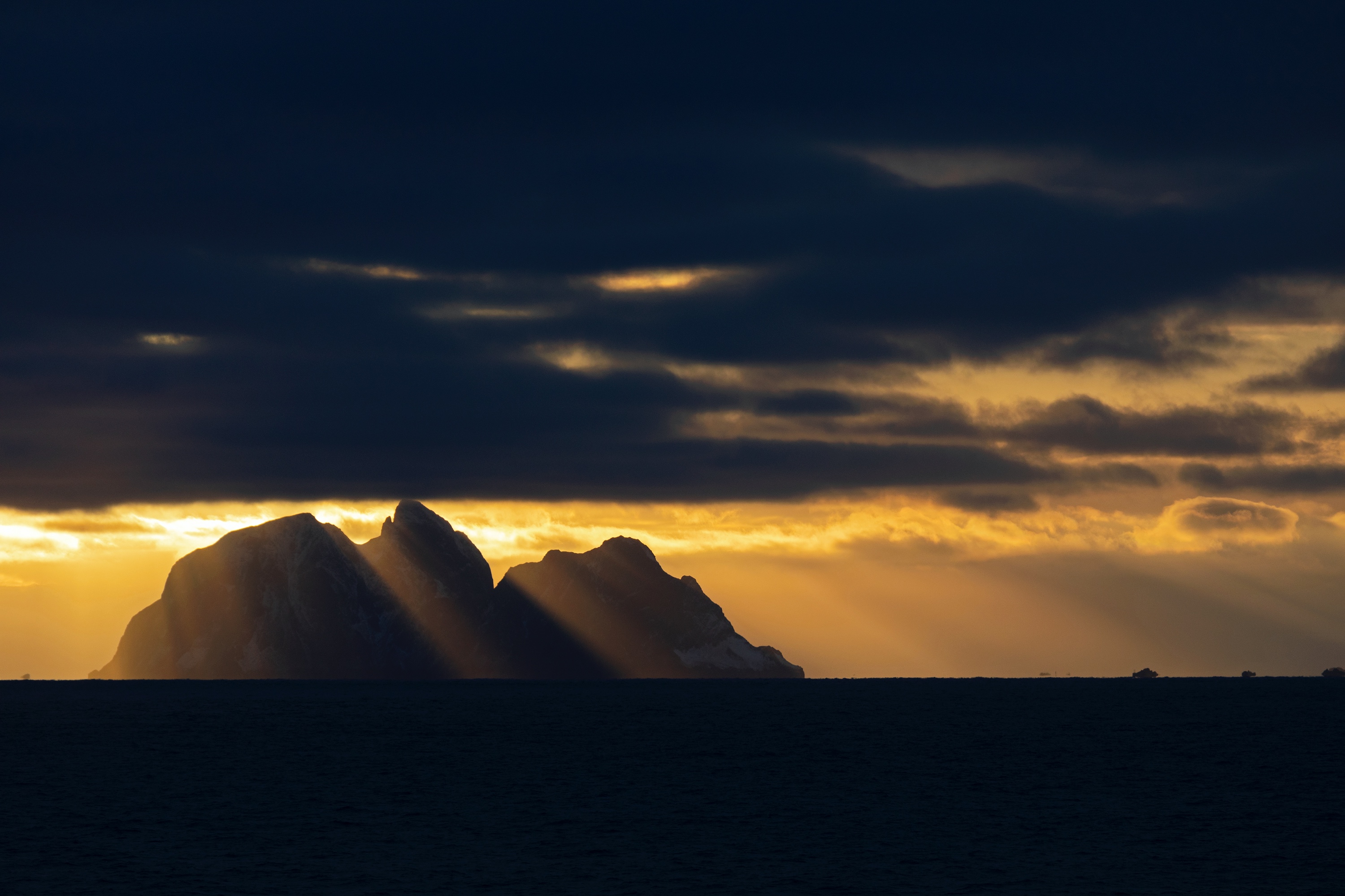 Sonnenuntergang über den südlichen Lofoteninseln, Norwegen