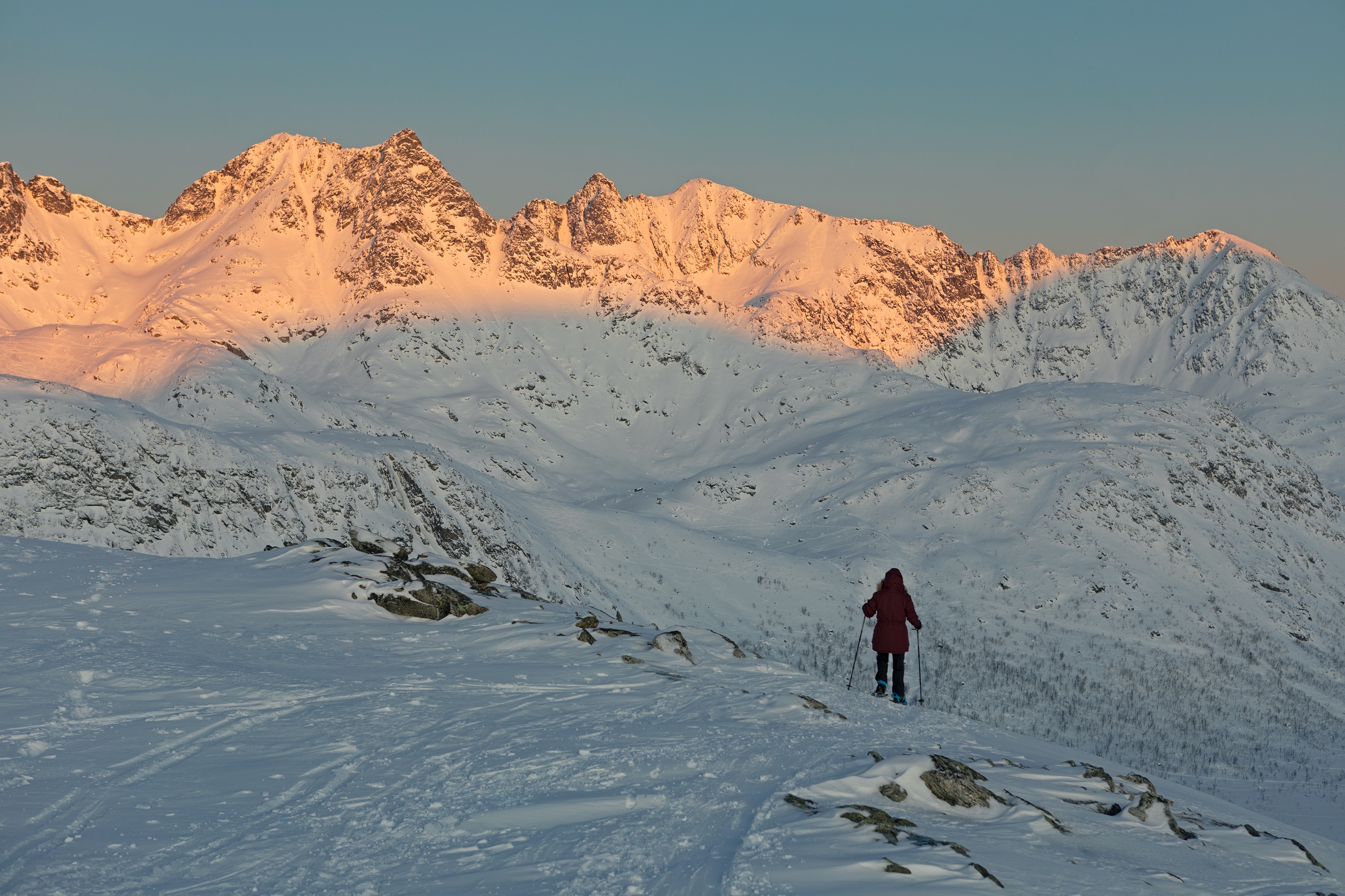 Schneeschuhwanderung in den Bergen bei Tromsø