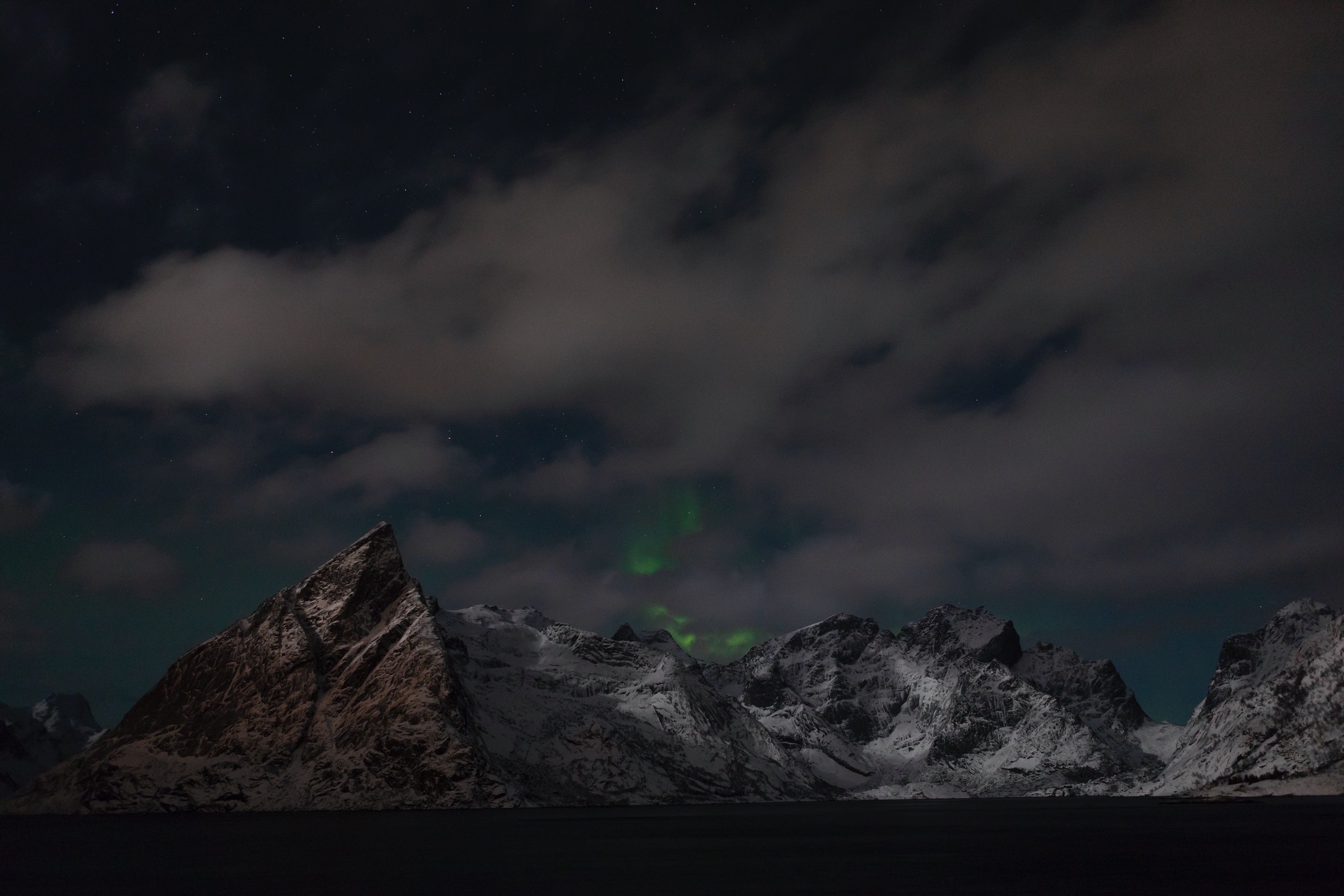 vom Mondlicht erhellte Berge