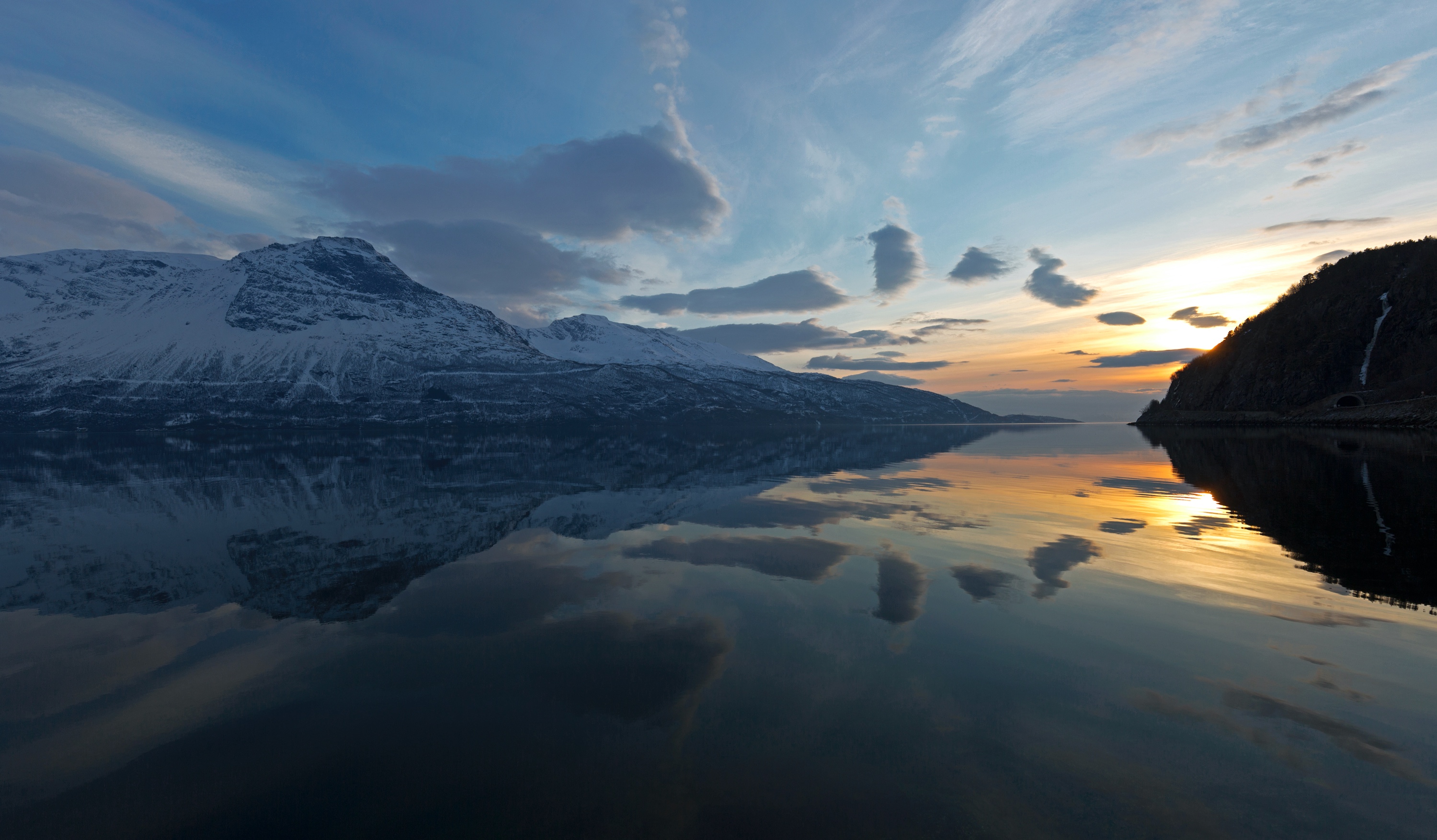 Wolkenspiegelung am Rombaksfjord