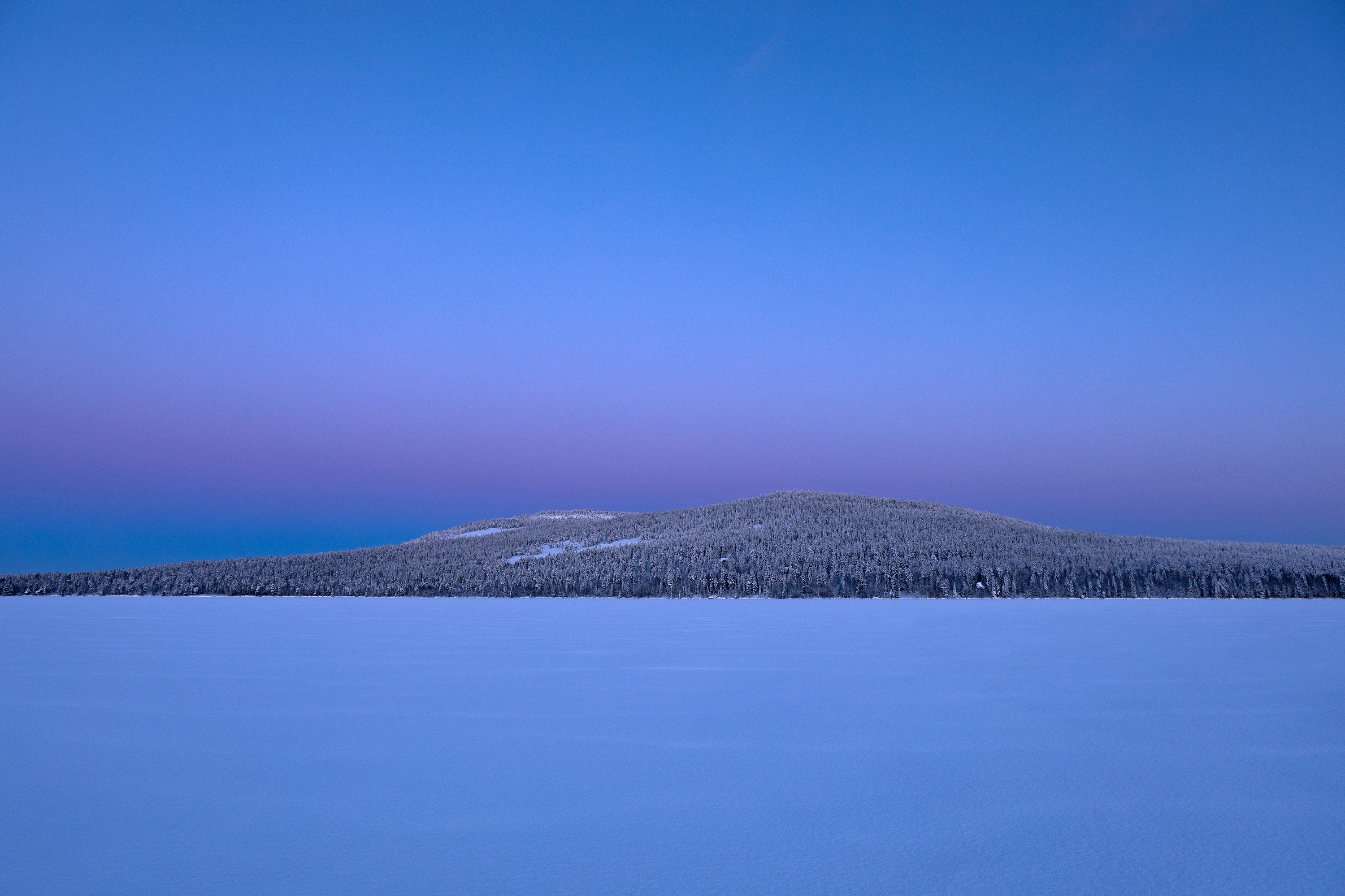 farbenprächtige Tag-Nacht-Grenze über dem See Pyhäjärvi, Finnland