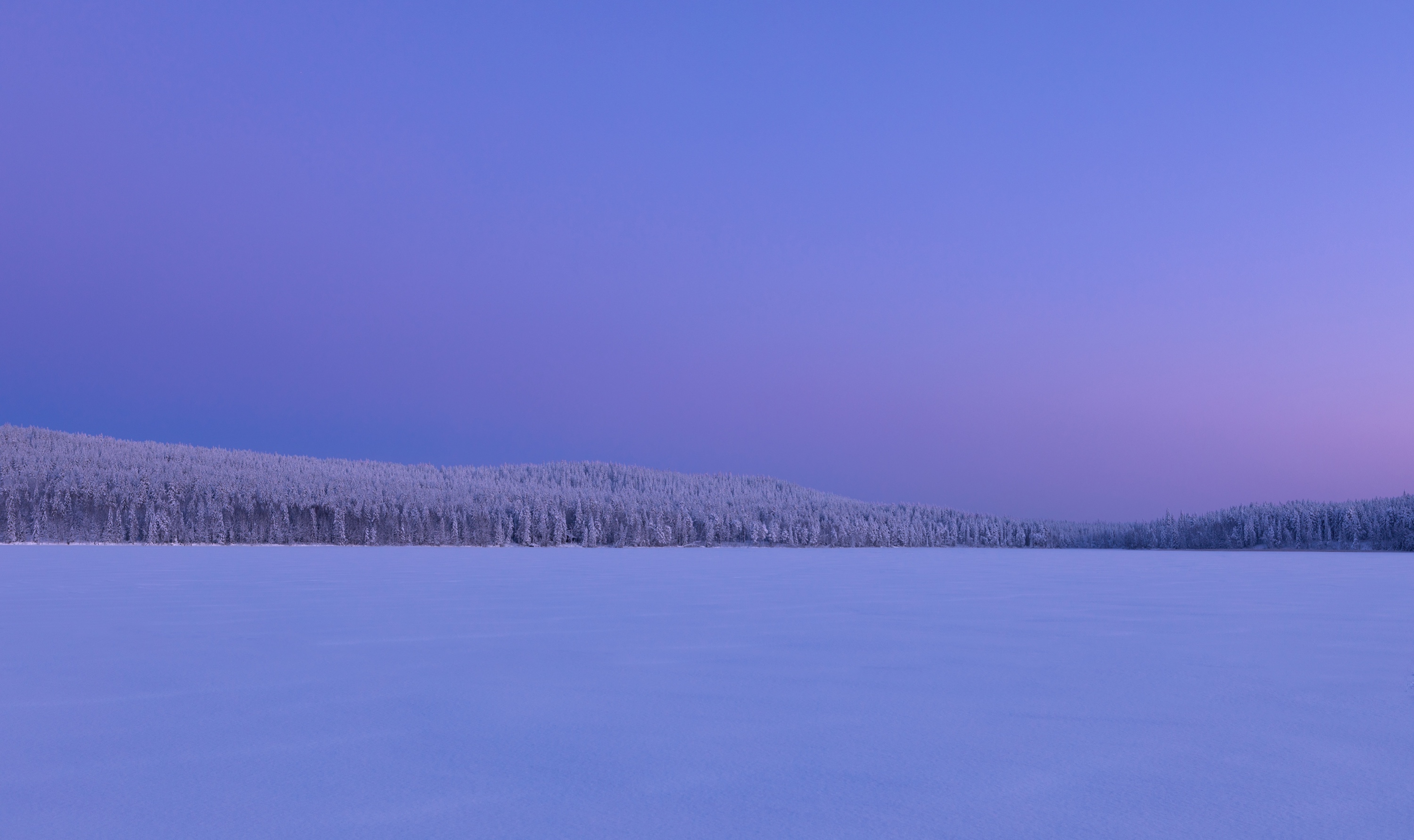 Tag-Nacht-Grenze vom See Pyhäjärvi aus gesehen, Finnland