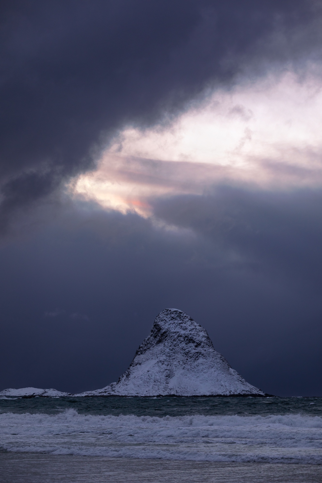 Die Vogelinsel von Bleik bei spannendem Wetter. Vesterålen, Norwegen