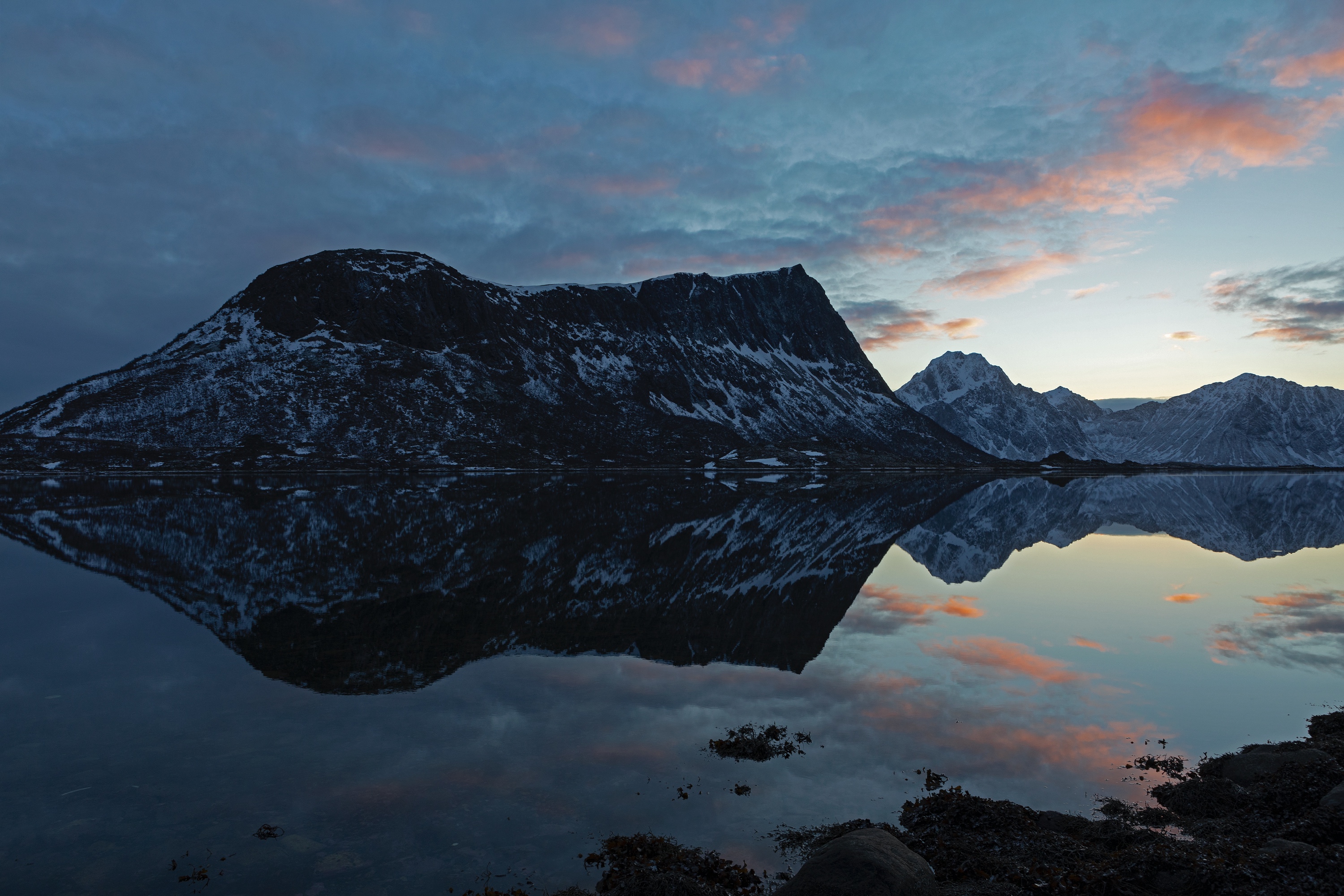 Spiegelung auf dem See Åltjønna, Lofoten, Norwegen