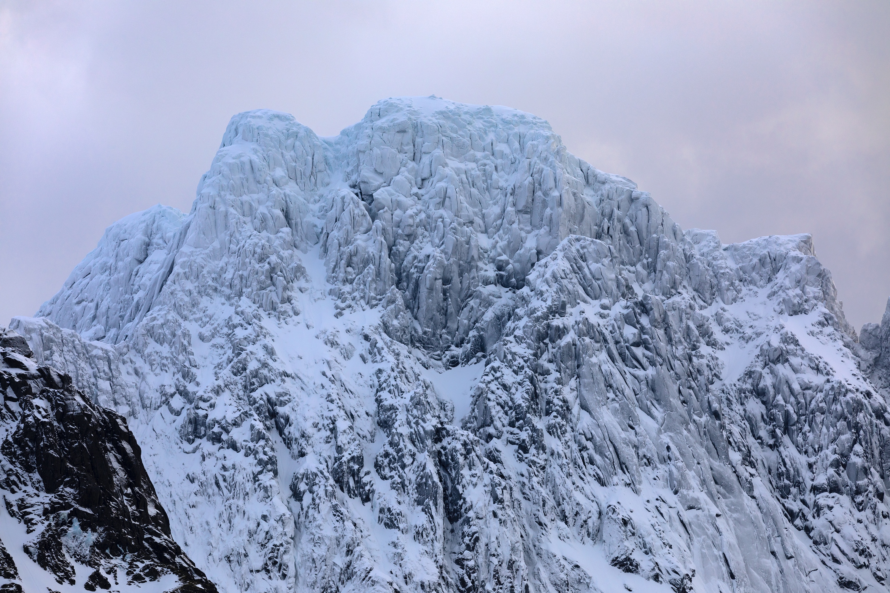 vereiste Bergspitze, Norwegen